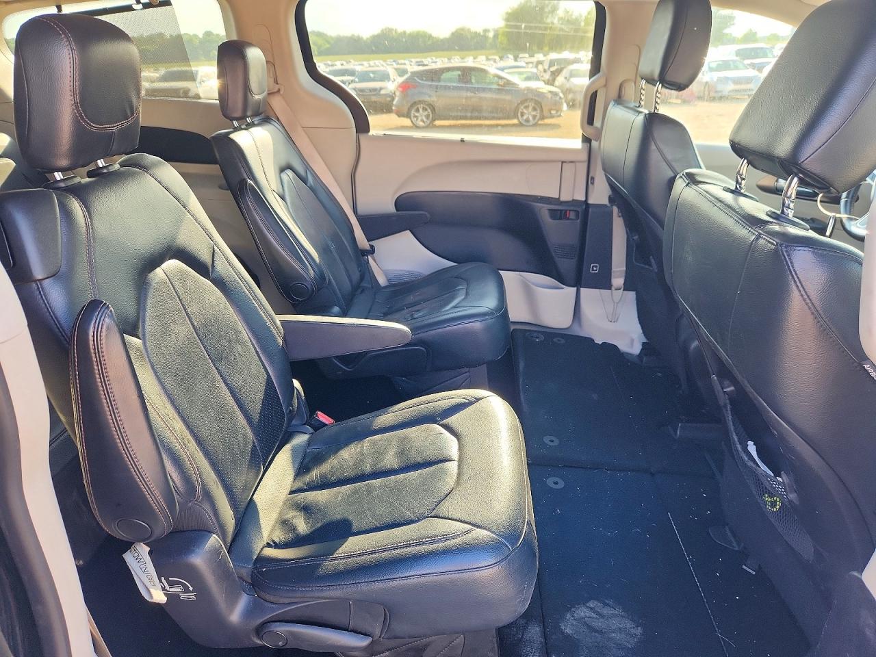2019 CHRYSLER PACIFICA TOURING L photo 11