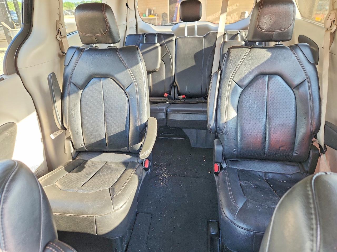 2019 CHRYSLER PACIFICA TOURING L photo 10