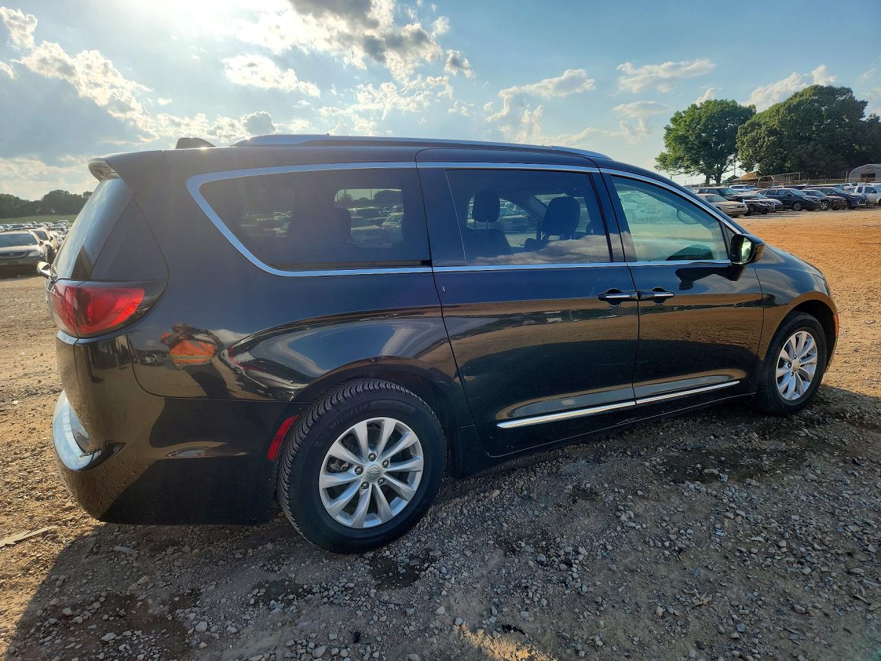 2019 CHRYSLER PACIFICA TOURING L photo 3