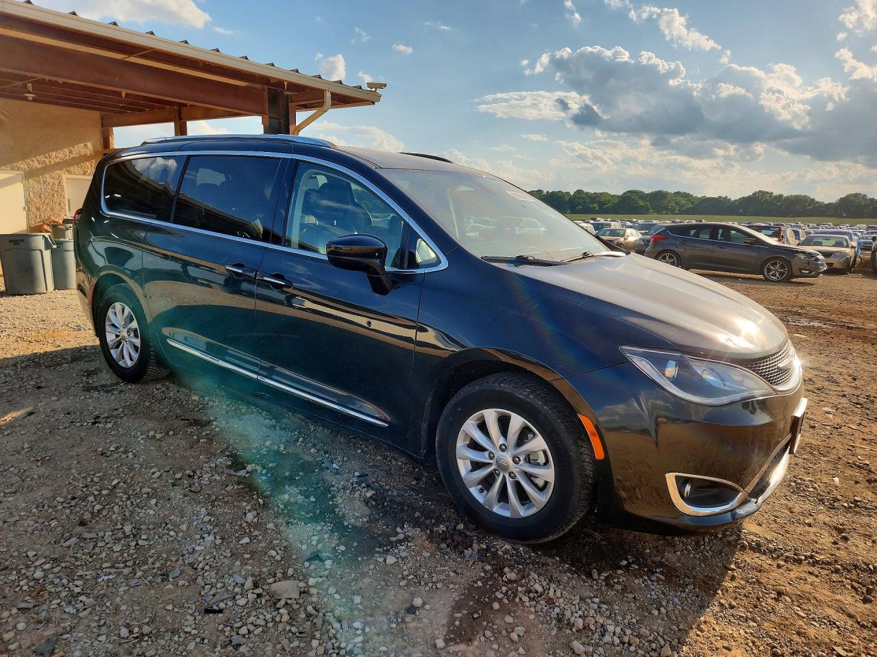 2019 CHRYSLER PACIFICA TOURING L photo 4