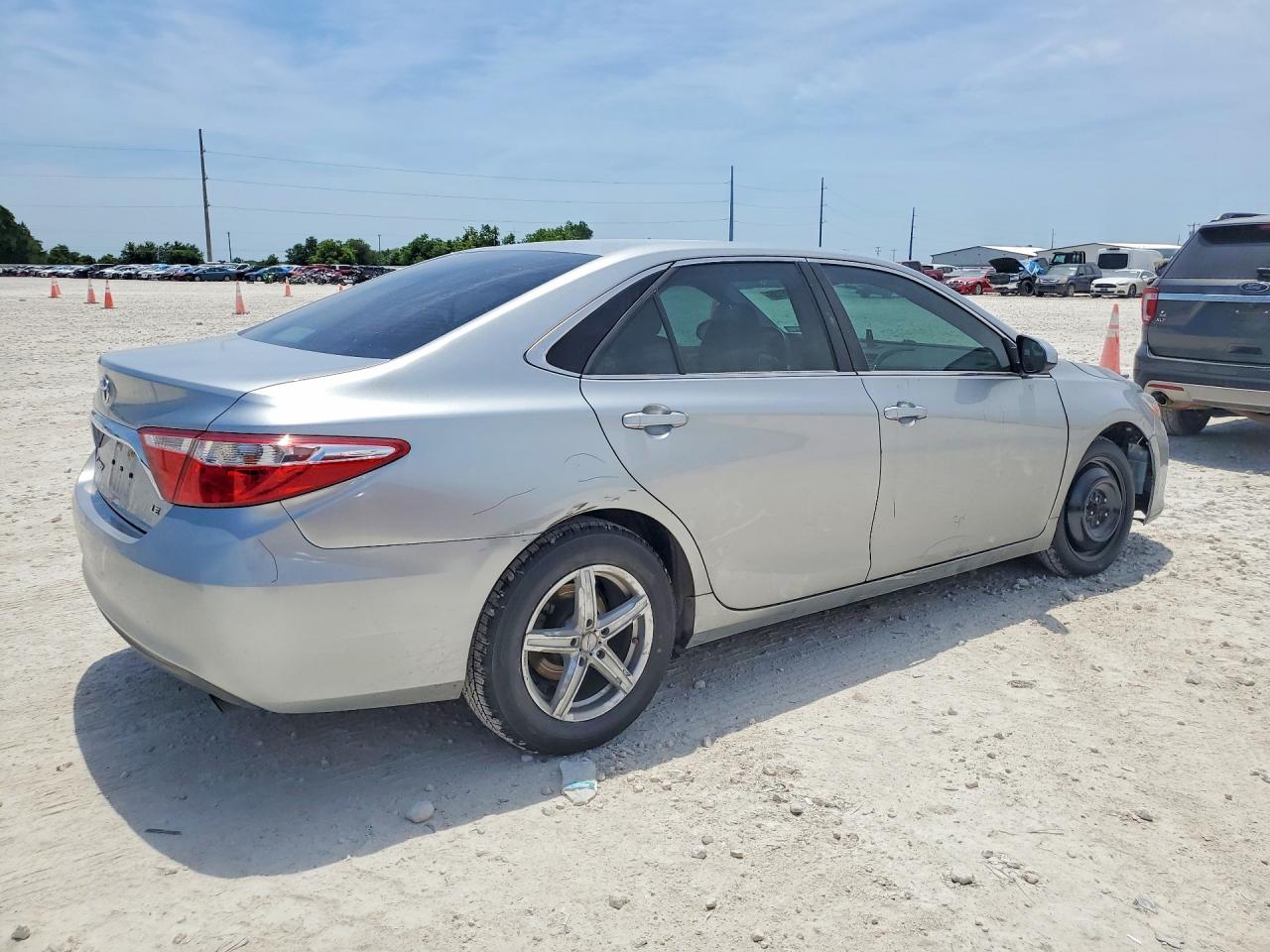 2017 TOYOTA CAMRY LE photo 5