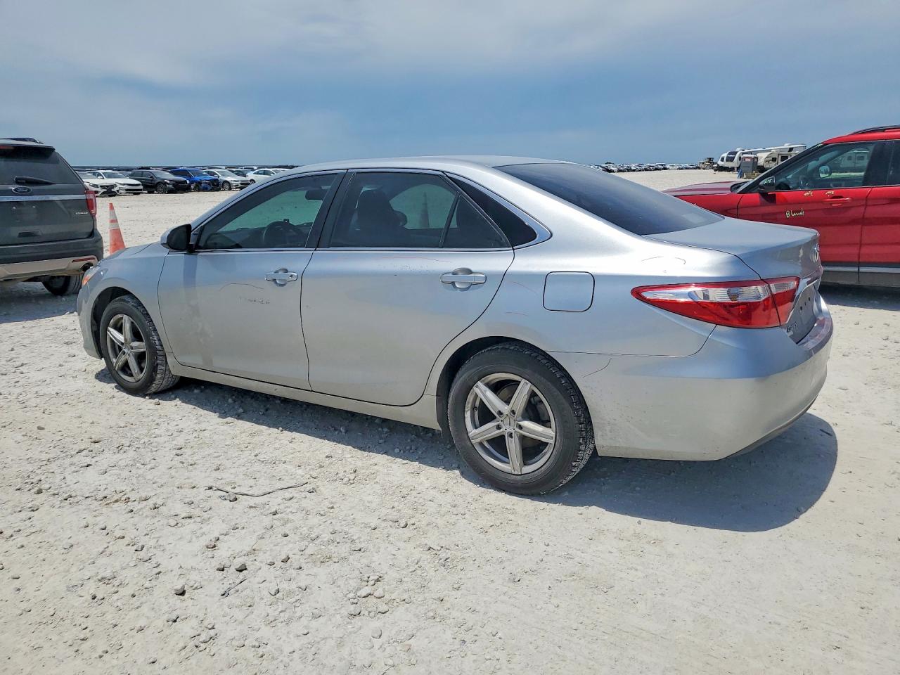 2017 TOYOTA CAMRY LE photo 3
