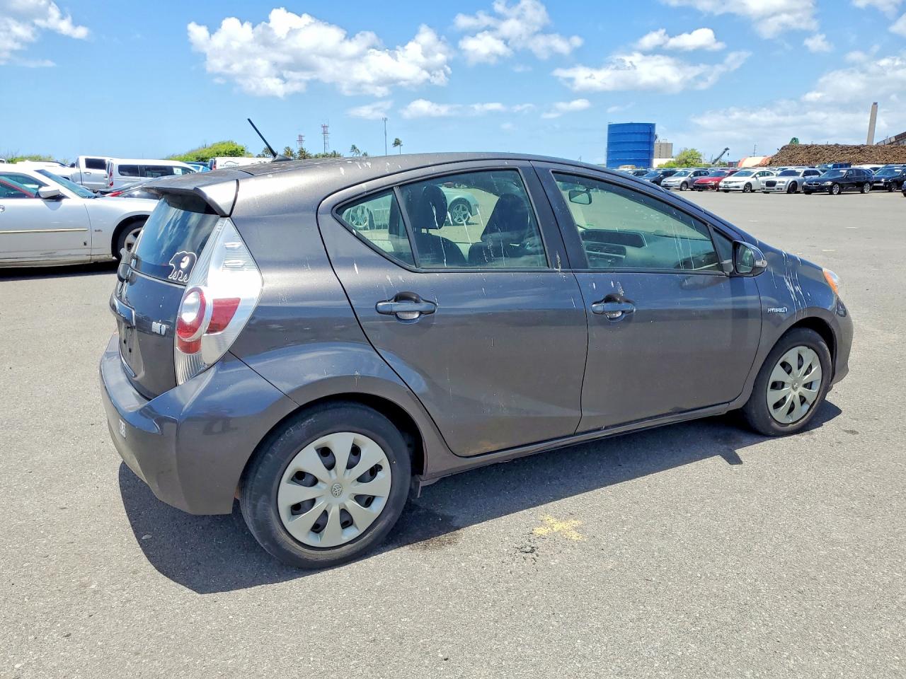 2014 TOYOTA PRIUS C TWO photo 3