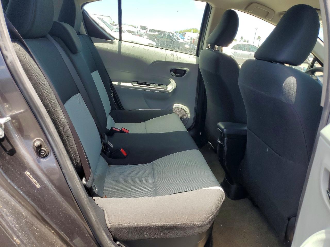 2014 TOYOTA PRIUS C TWO photo 10