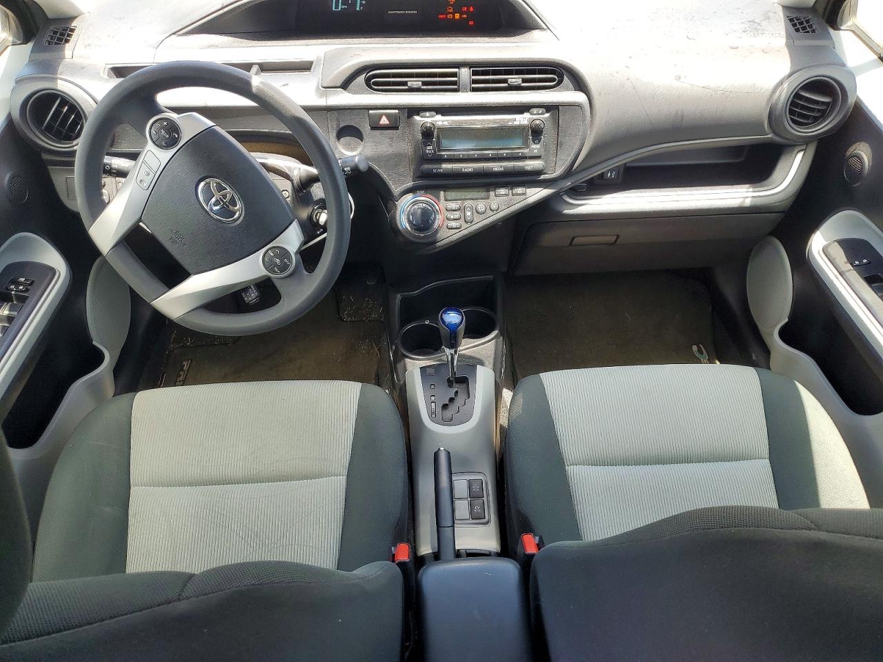 2014 TOYOTA PRIUS C TWO photo 8