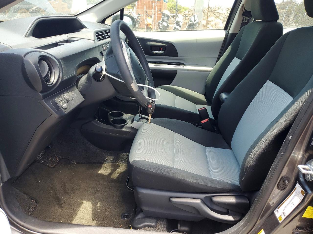 2014 TOYOTA PRIUS C TWO photo 7