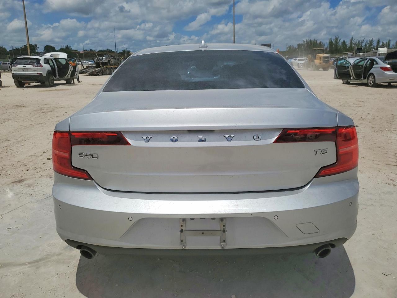 2018 VOLVO S90 T5 MOMENTUM photo 6