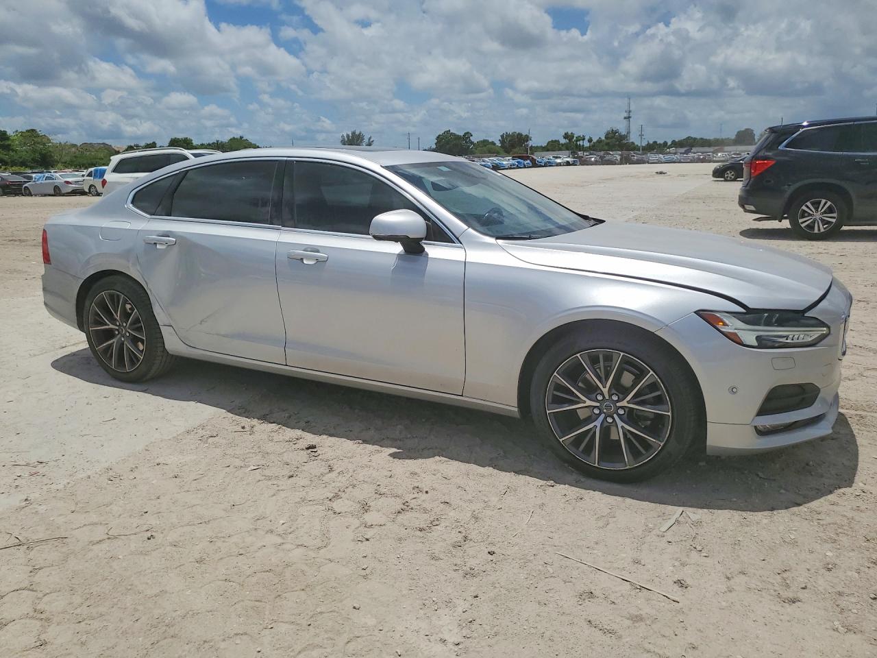 2018 VOLVO S90 T5 MOMENTUM photo 4