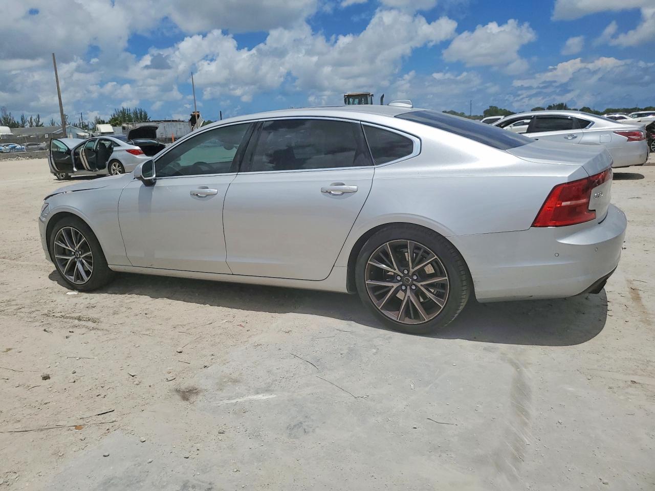 2018 VOLVO S90 T5 MOMENTUM photo 2