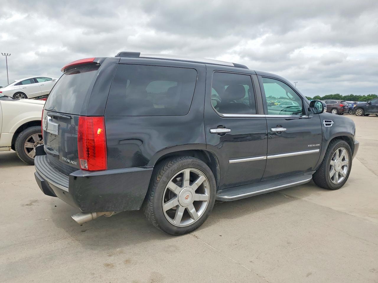 2010 CADILLAC ESCALADE LUXURY photo 5