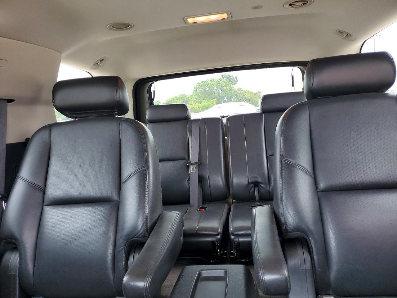2010 CADILLAC ESCALADE LUXURY photo 19
