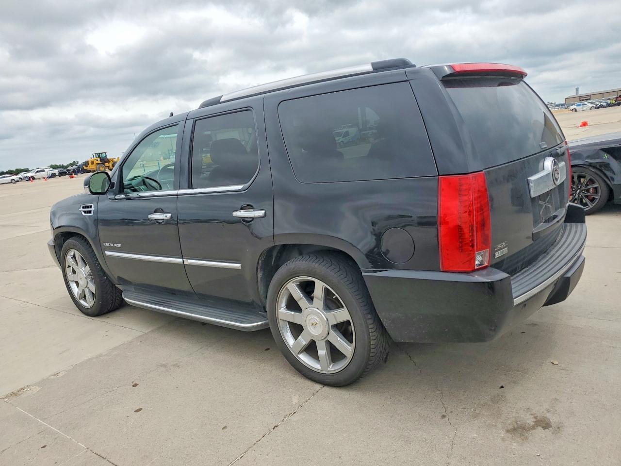 2010 CADILLAC ESCALADE LUXURY photo 3