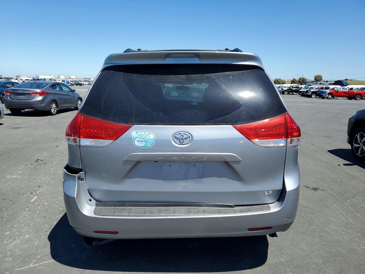 2014 TOYOTA SIENNA LE photo 11