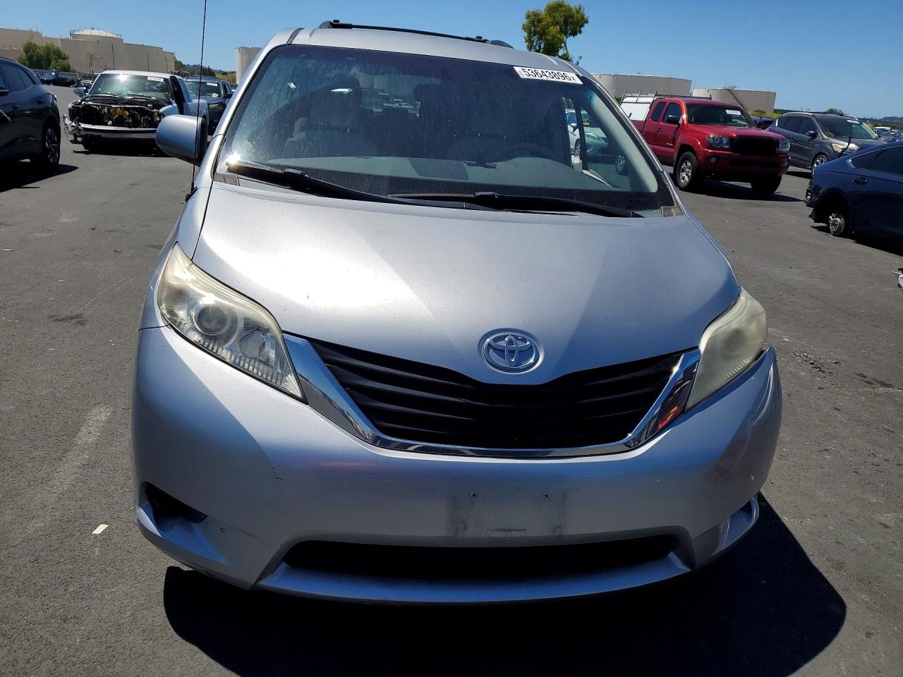 2014 TOYOTA SIENNA LE photo 9