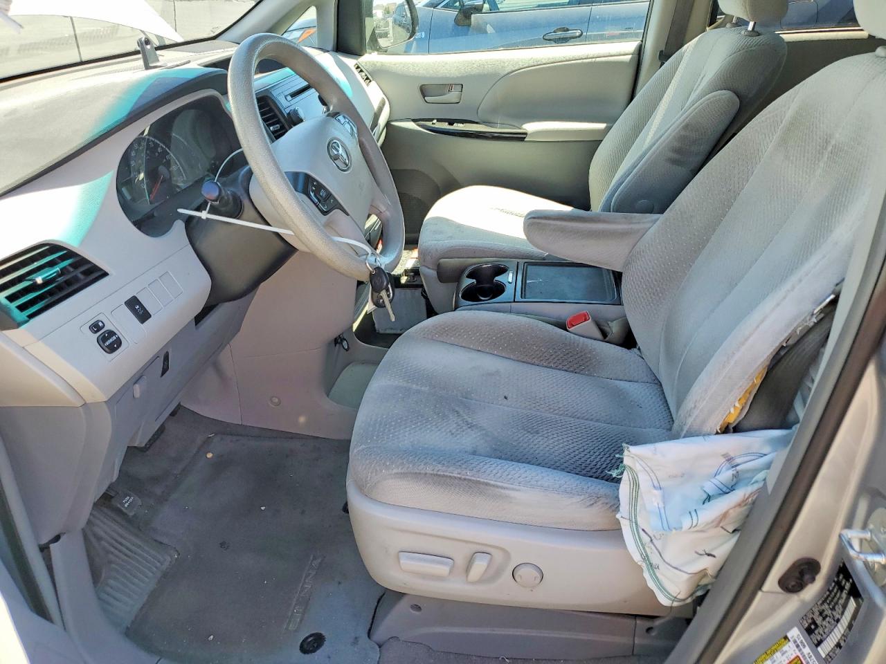 2014 TOYOTA SIENNA LE photo 13