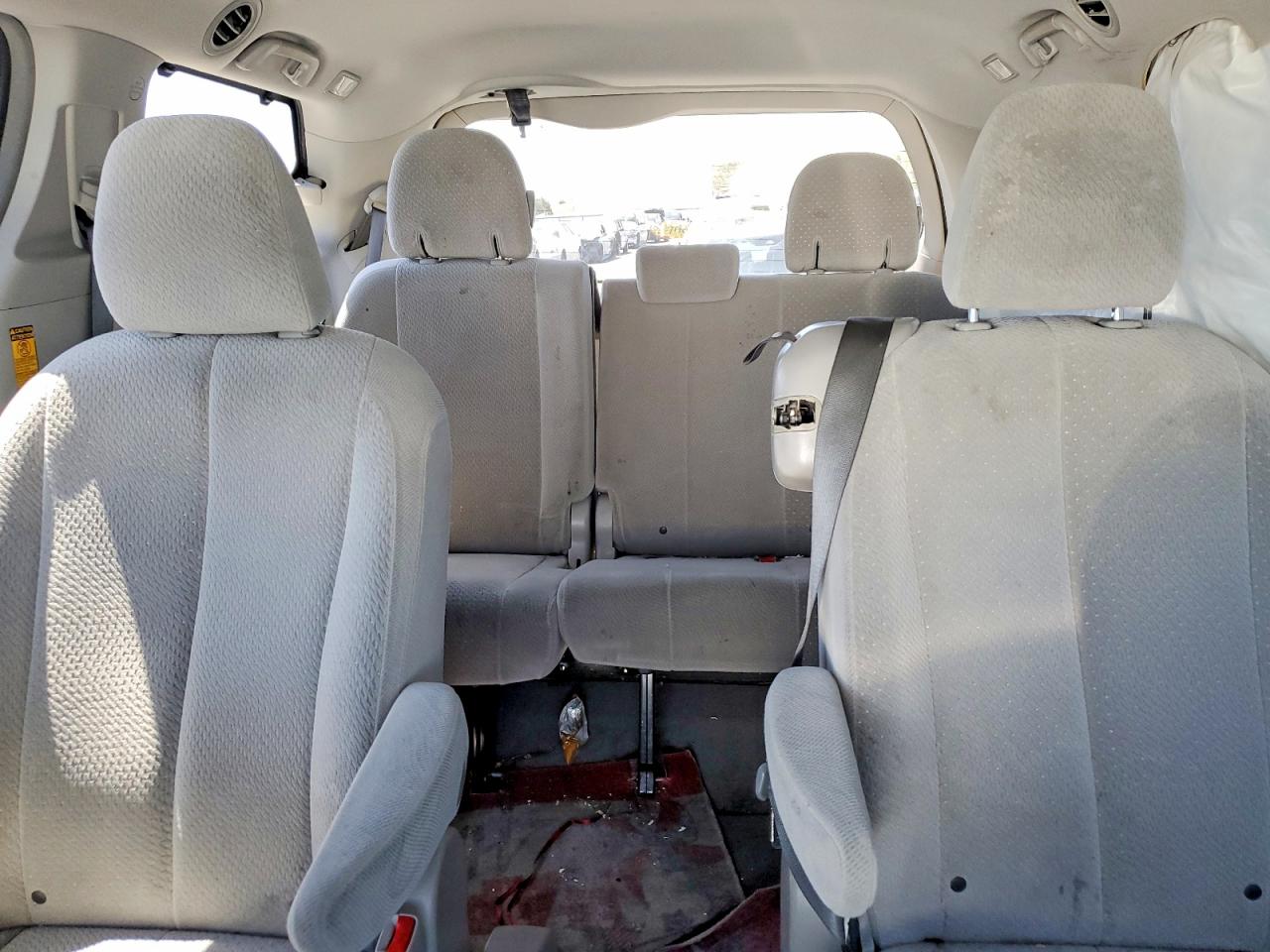 2014 TOYOTA SIENNA LE photo 19