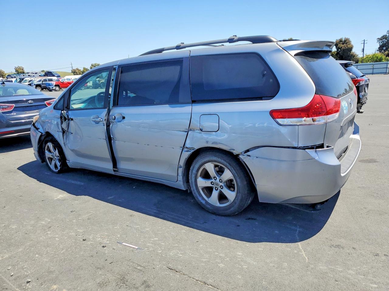 2014 TOYOTA SIENNA LE photo 3