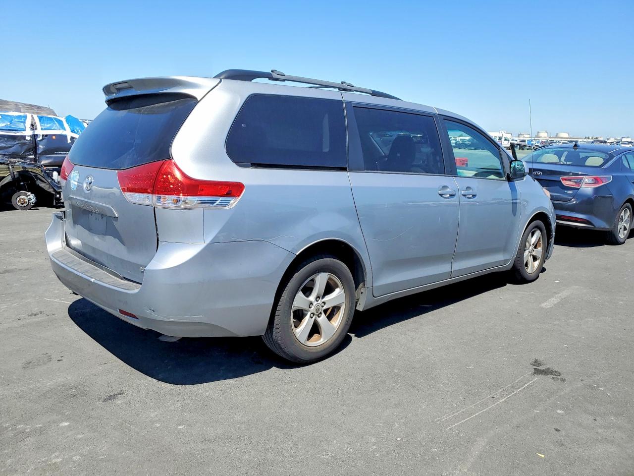 2014 TOYOTA SIENNA LE photo 5