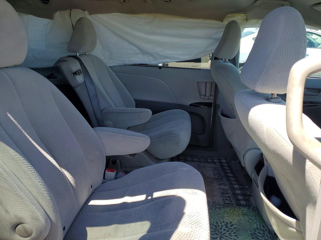 2014 TOYOTA SIENNA LE photo 21