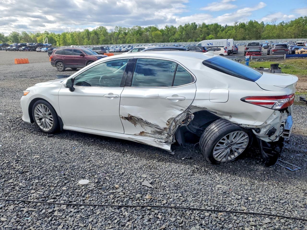 2020 TOYOTA CAMRY XLE photo 3