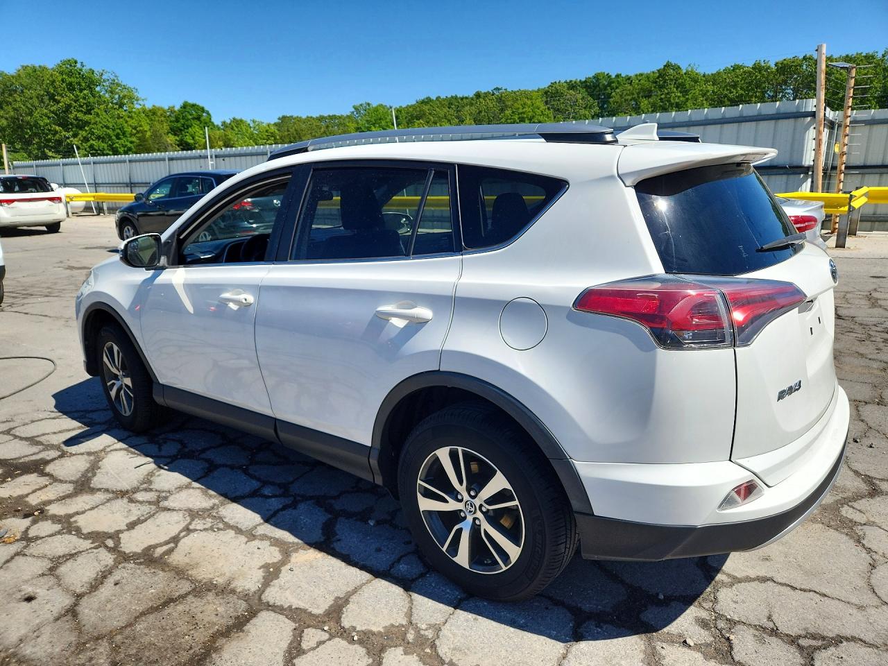 2017 TOYOTA RAV4 XLE photo 4