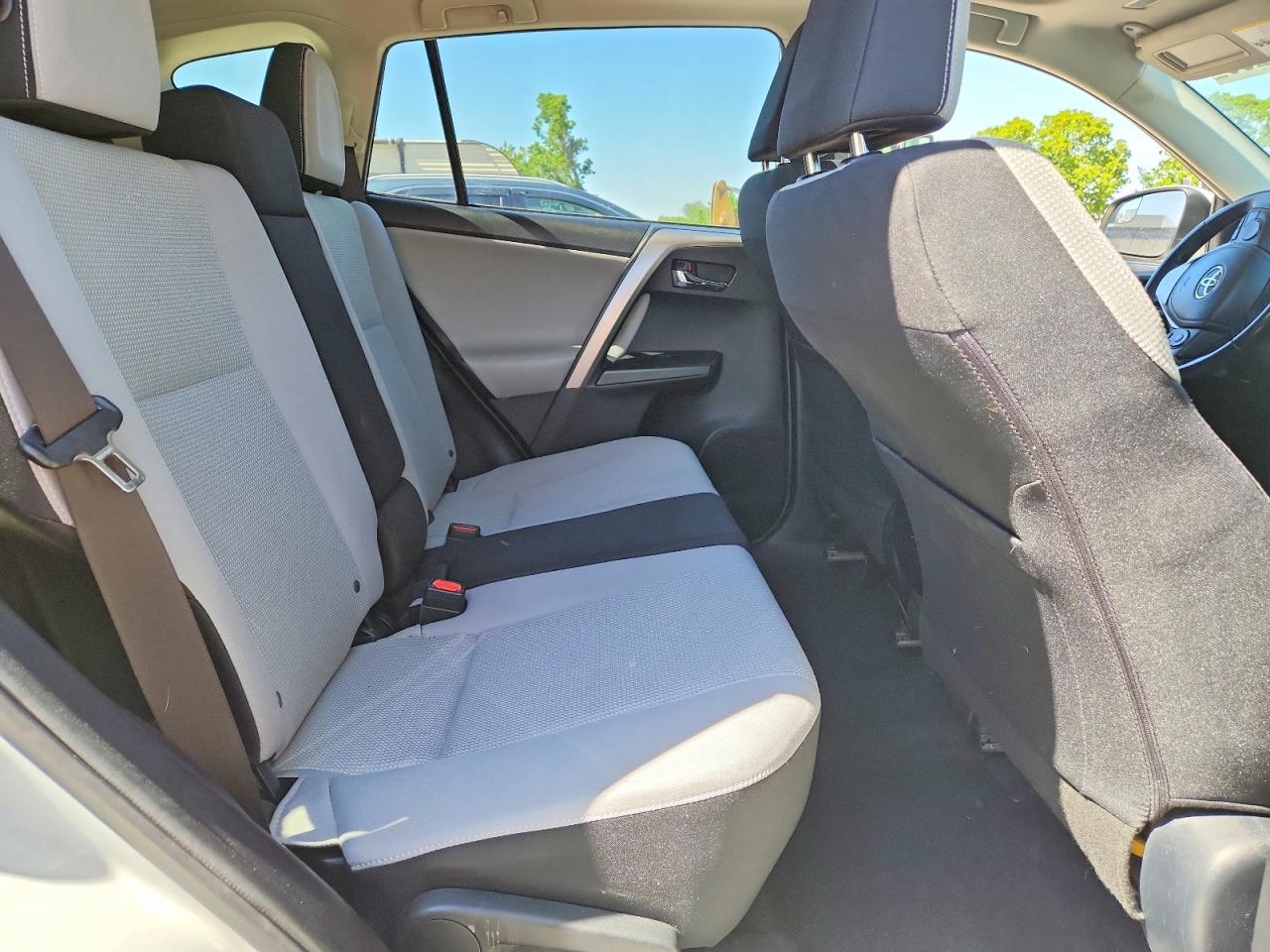 2017 TOYOTA RAV4 XLE photo 31