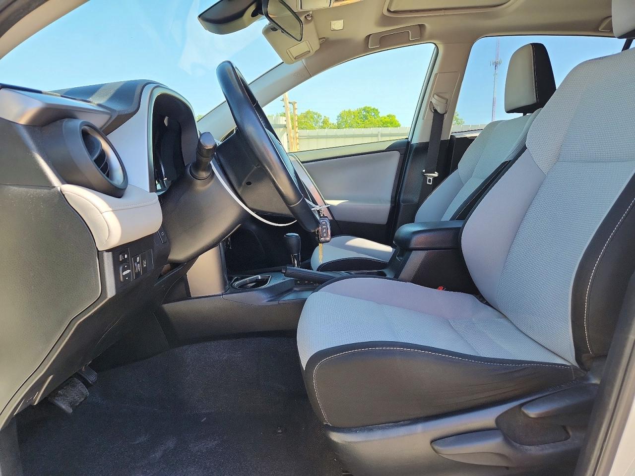 2017 TOYOTA RAV4 XLE photo 19