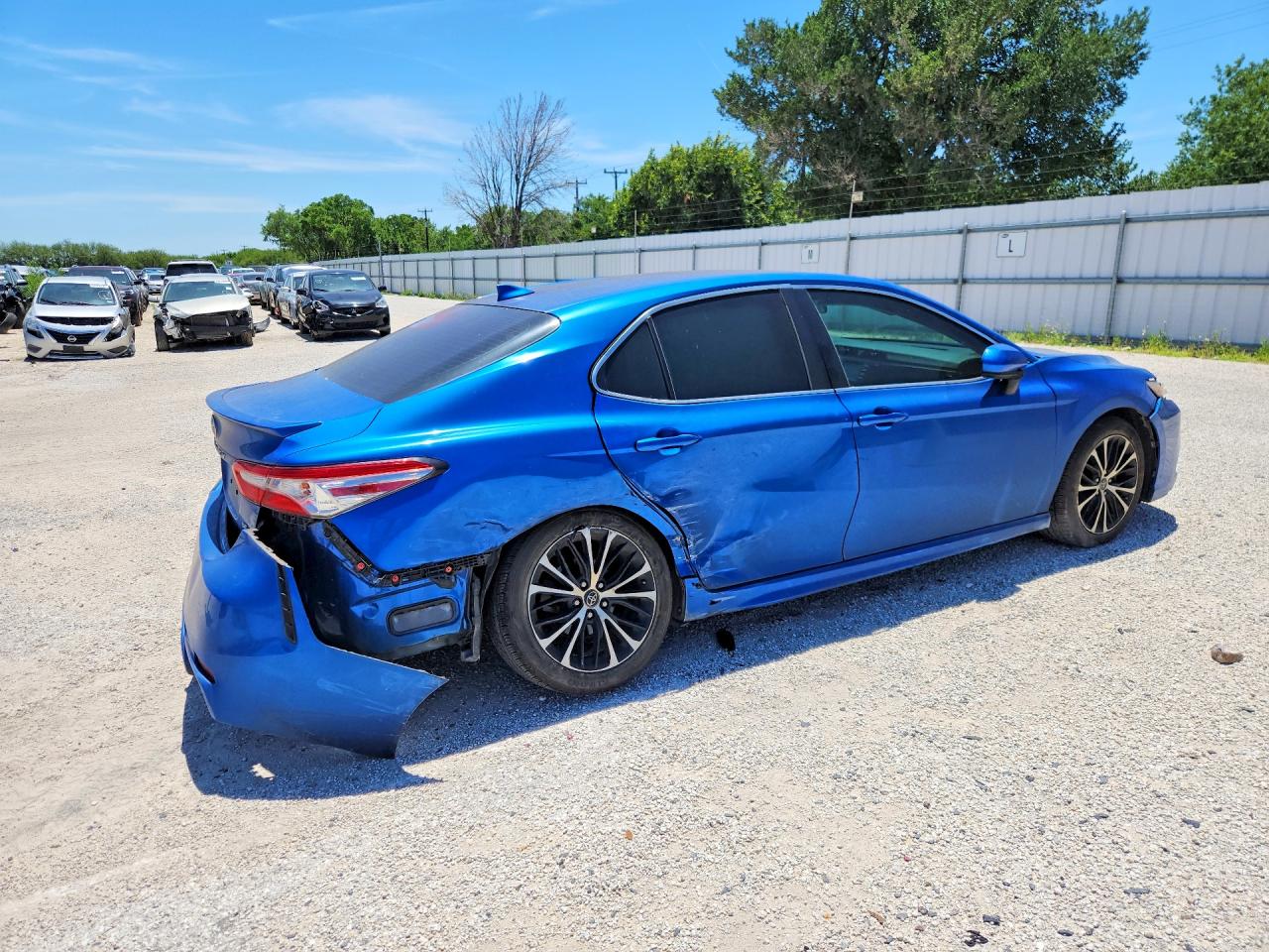2019 TOYOTA CAMRY SE photo 5