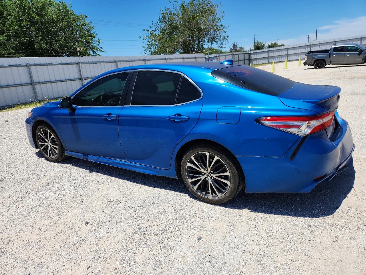 2019 TOYOTA CAMRY SE photo 3