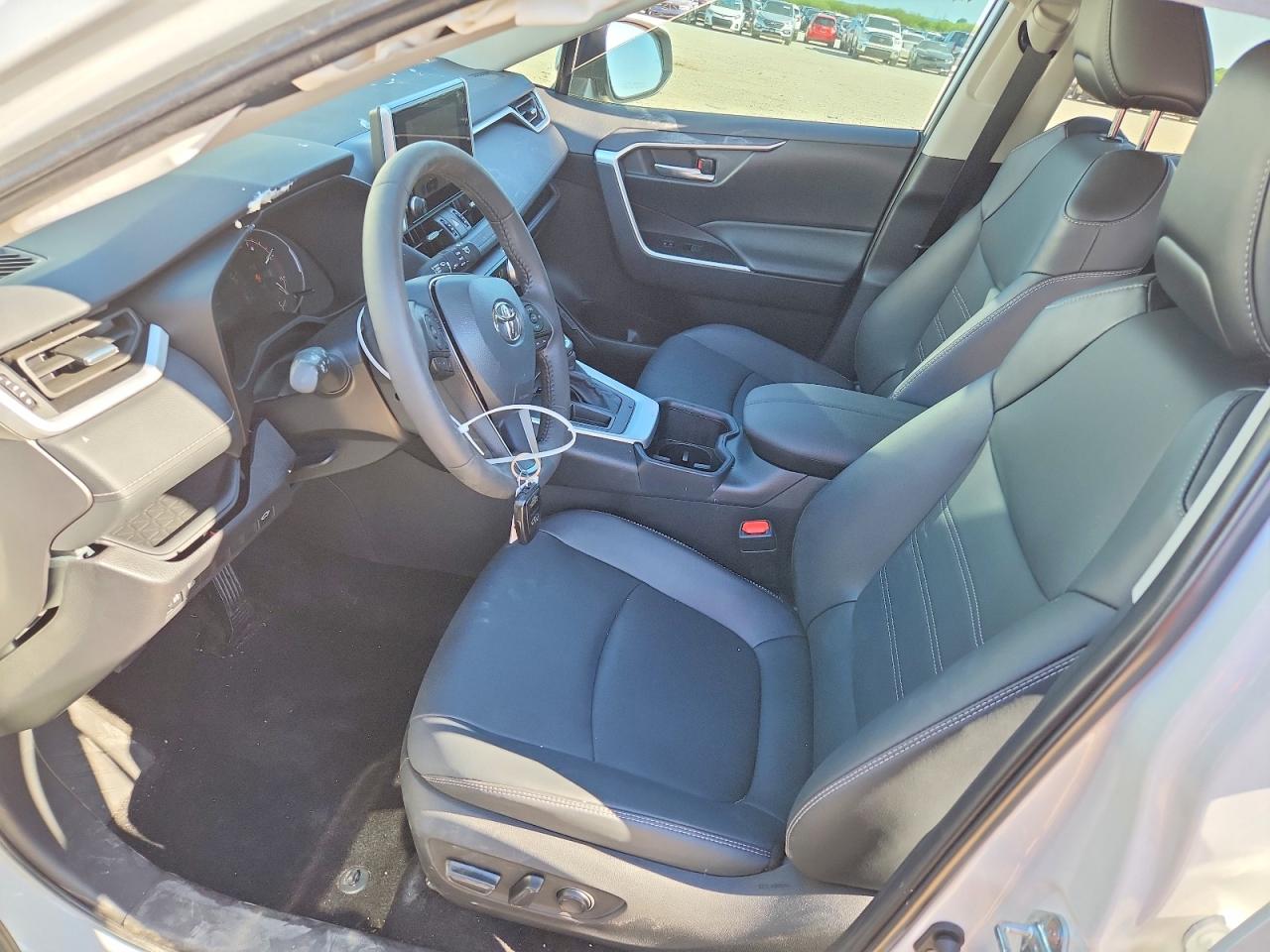 2025 TOYOTA RAV4 XLE PREMIUM photo 13