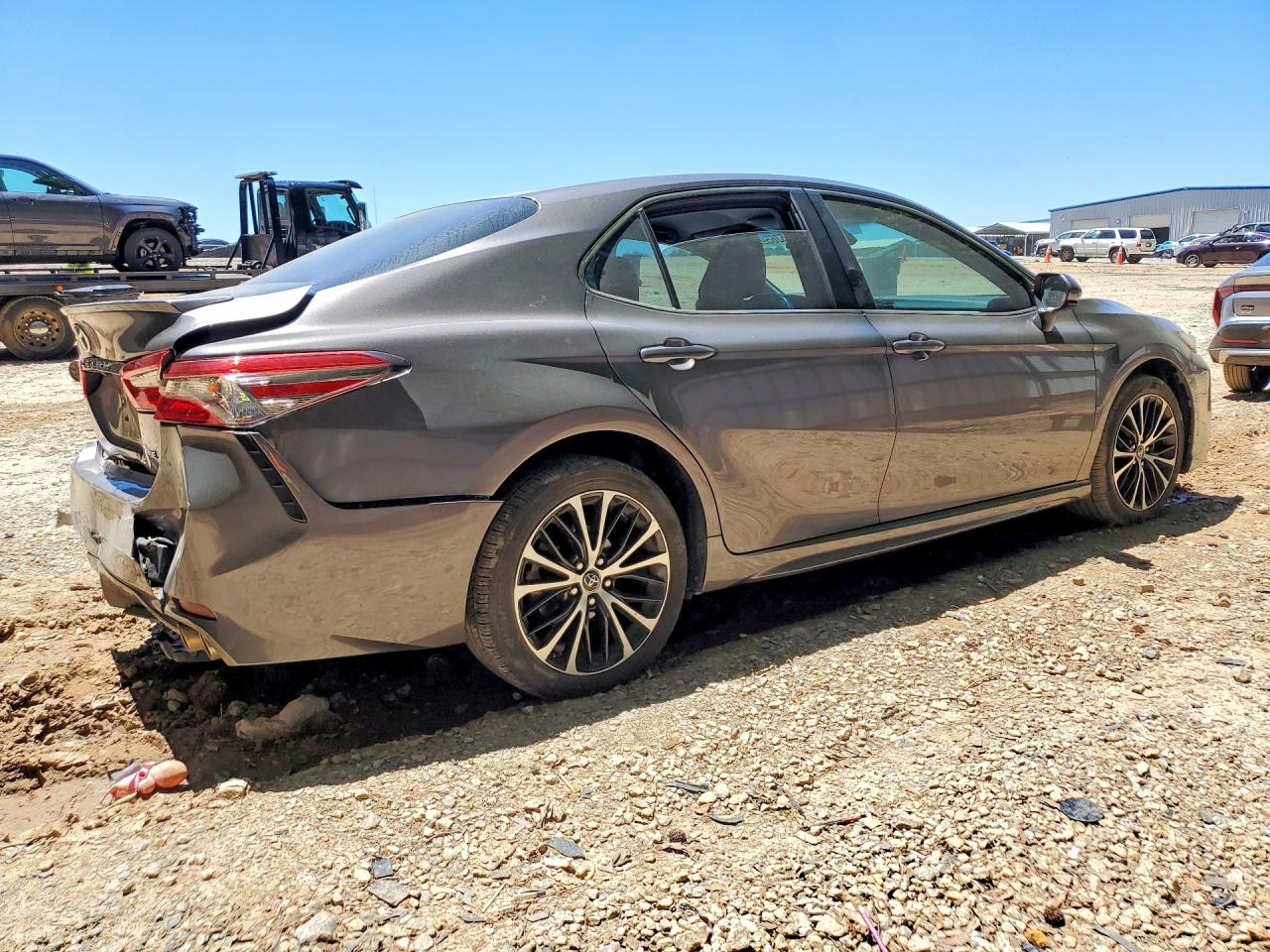 2018 TOYOTA CAMRY SE photo 5