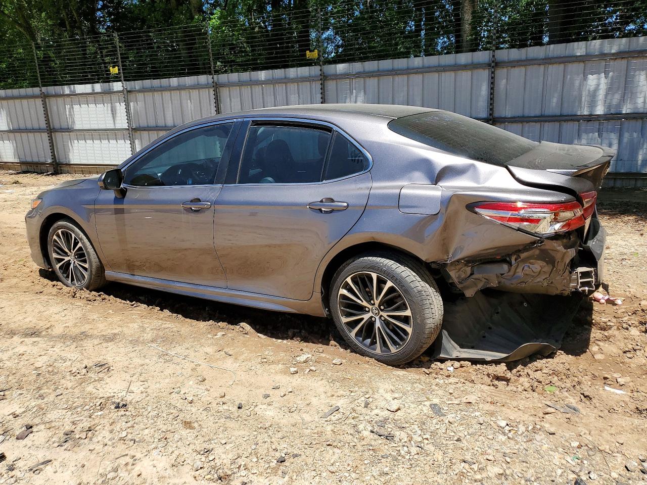 2018 TOYOTA CAMRY SE photo 3