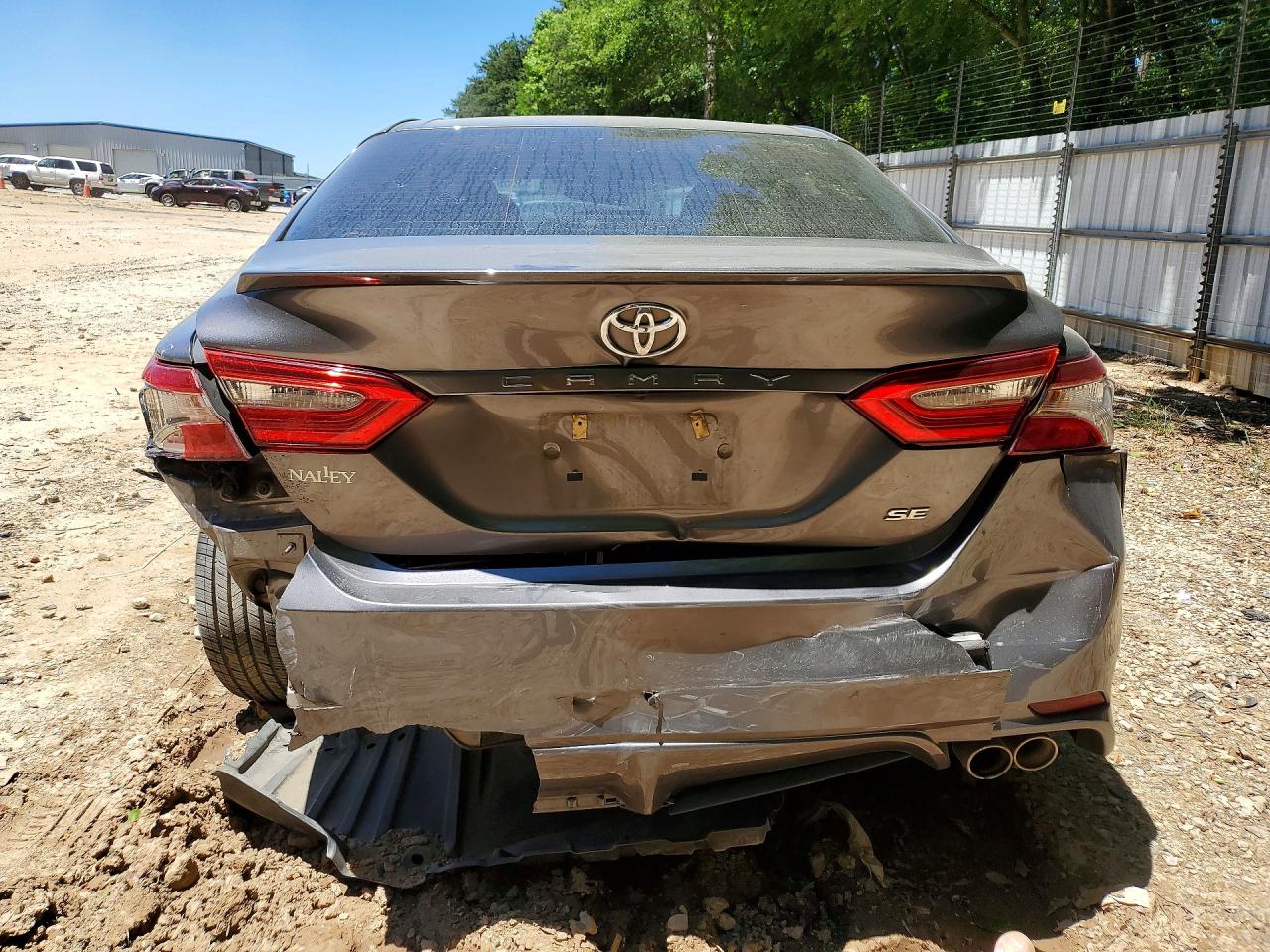 2018 TOYOTA CAMRY SE photo 11