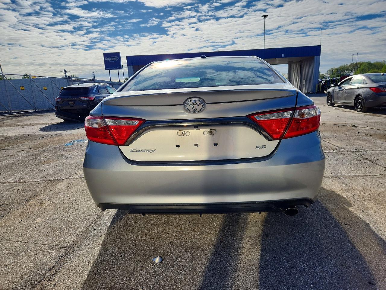 2015 TOYOTA CAMRY SE photo 11