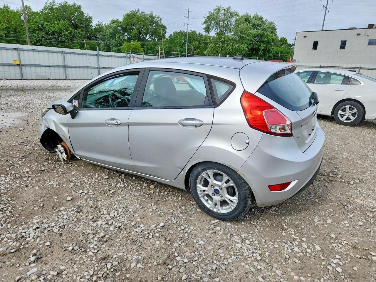 2015 FORD FIESTA SE photo 4