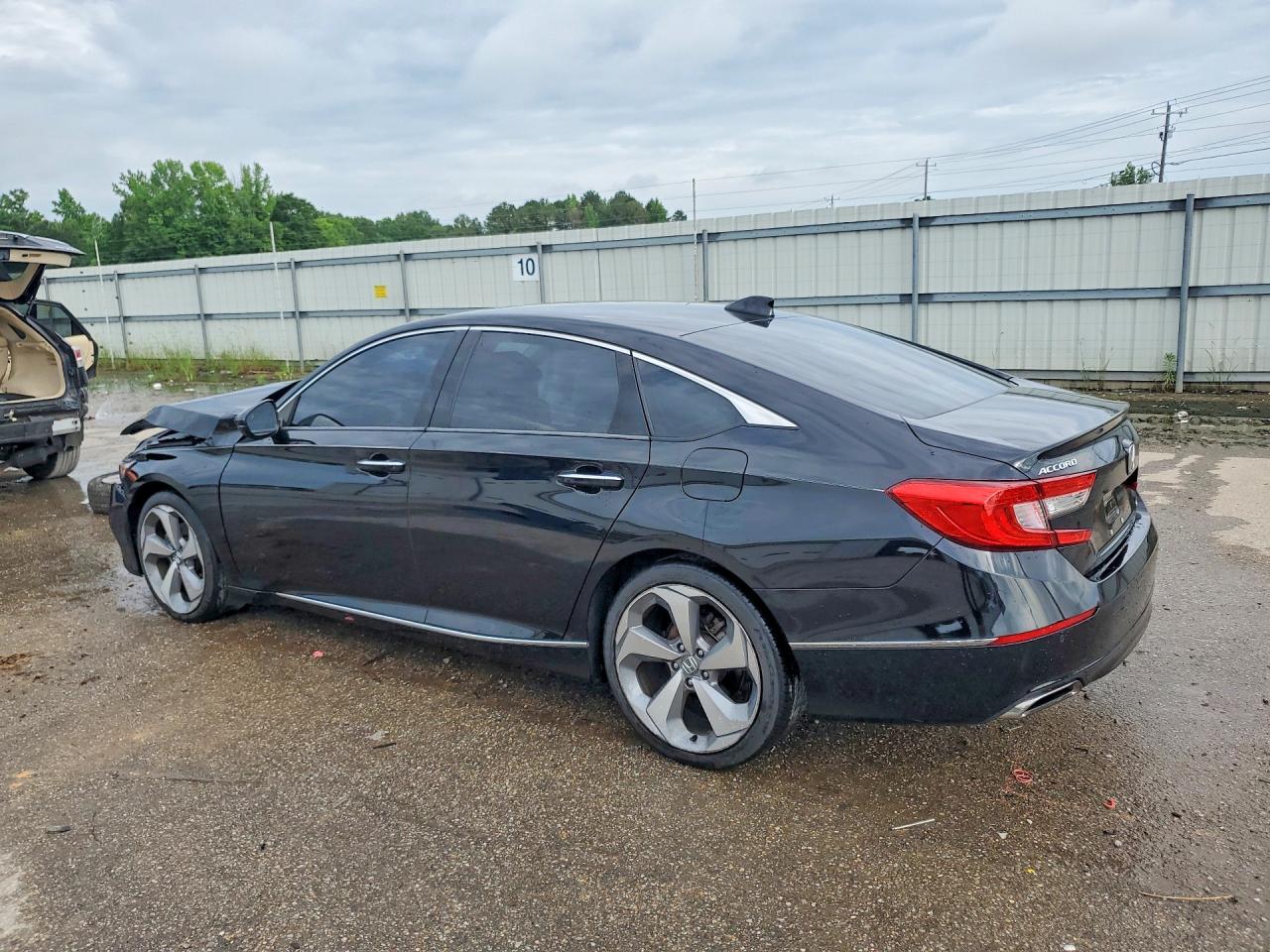 2018 HONDA ACCORD TOURING photo 3