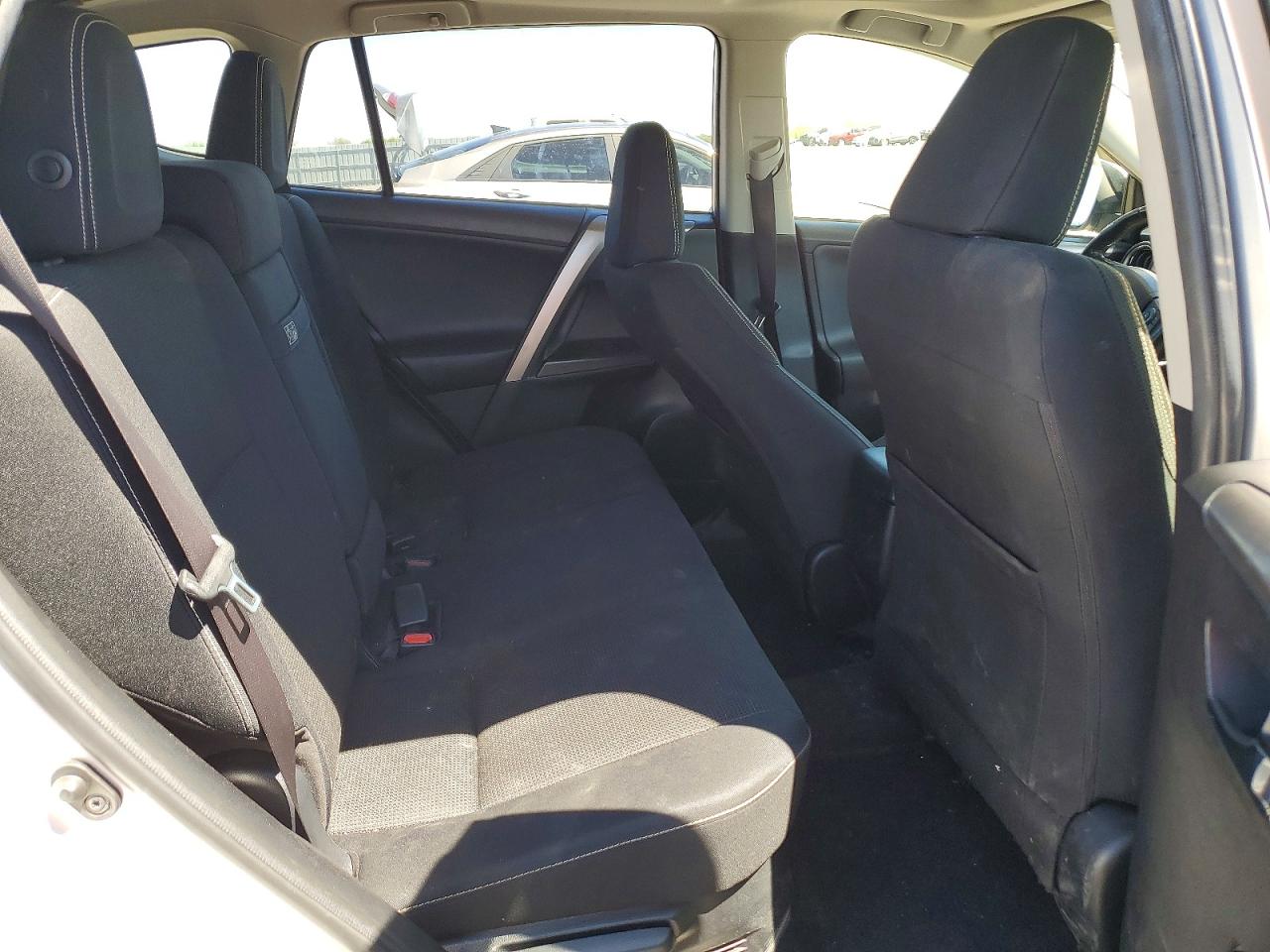 2016 TOYOTA RAV4 HV XLE photo 31