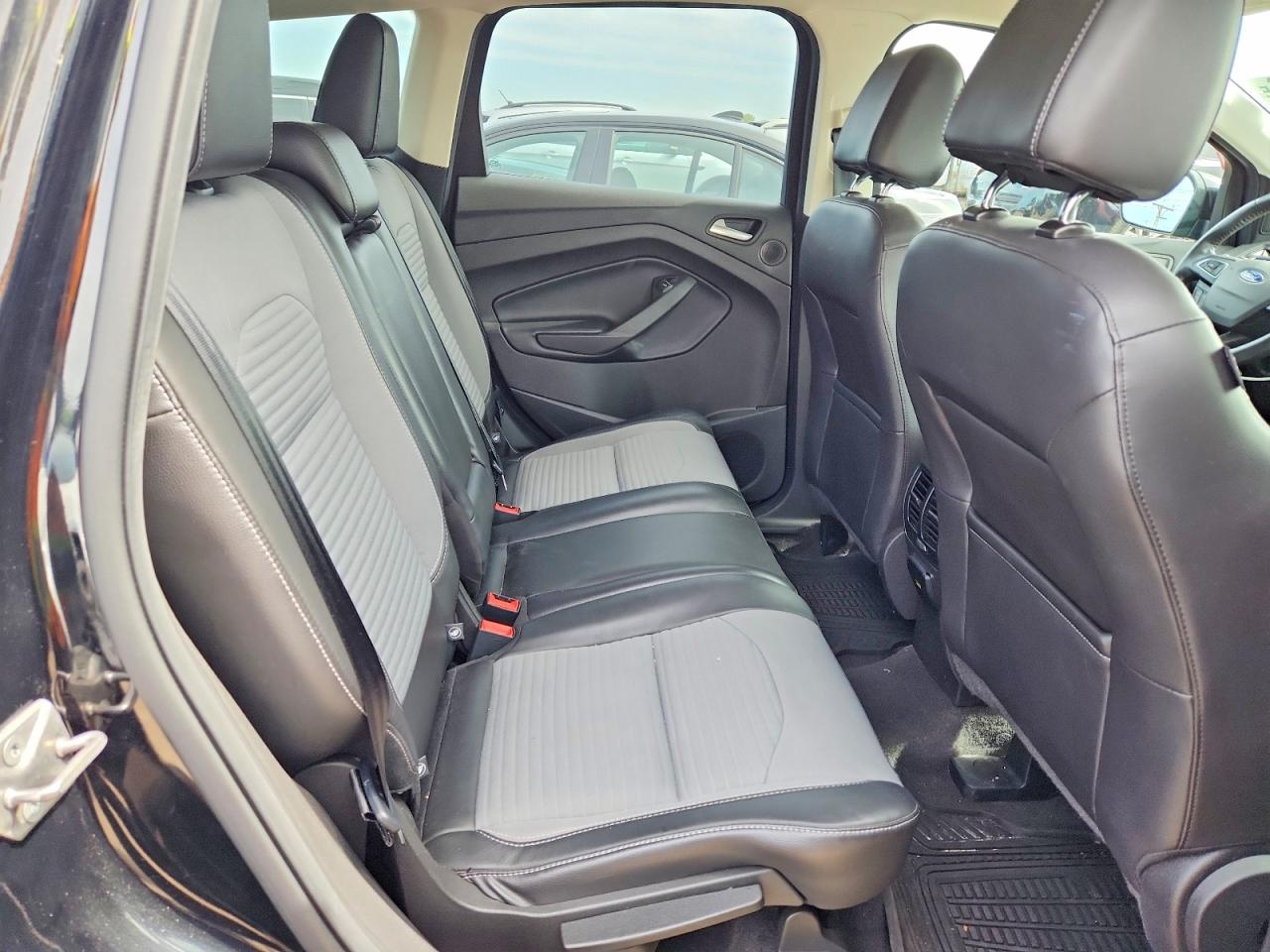 2017 FORD ESCAPE SE photo 19