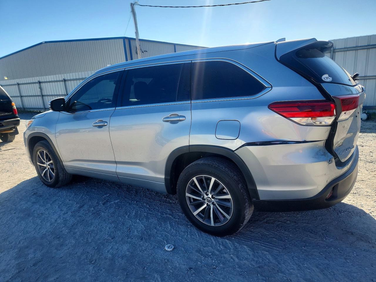 2018 TOYOTA HIGHLANDER XLE photo 3
