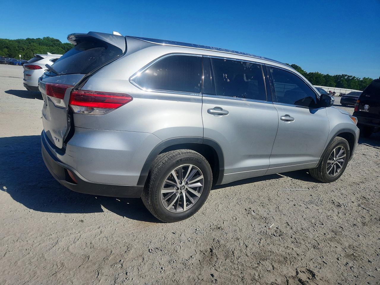 2018 TOYOTA HIGHLANDER XLE photo 5