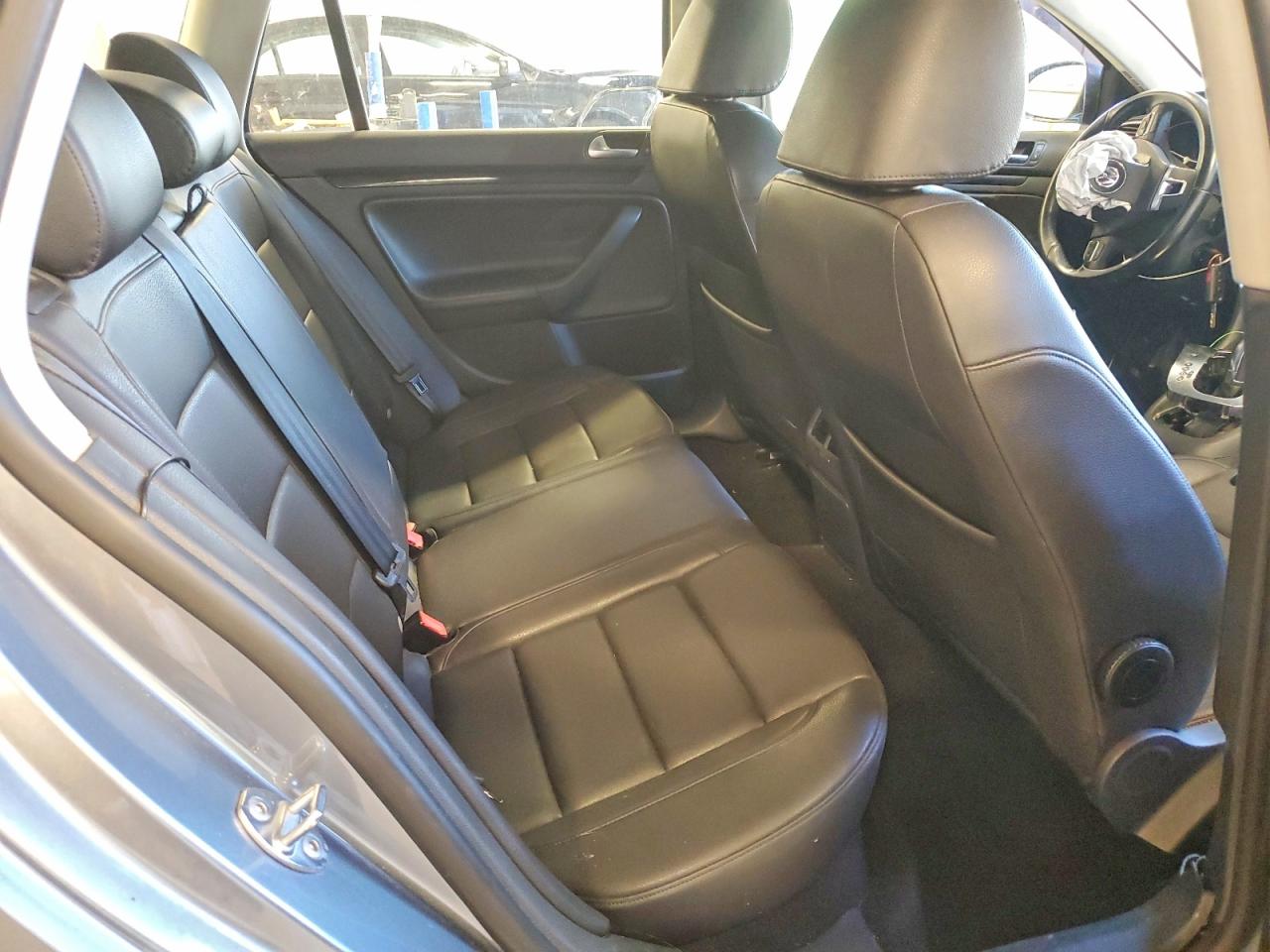 2011 VOLKSWAGEN JETTA TDI photo 31