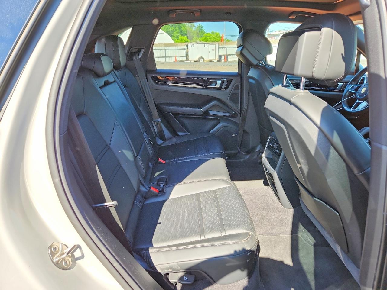 2022 PORSCHE CAYENNE S photo 31
