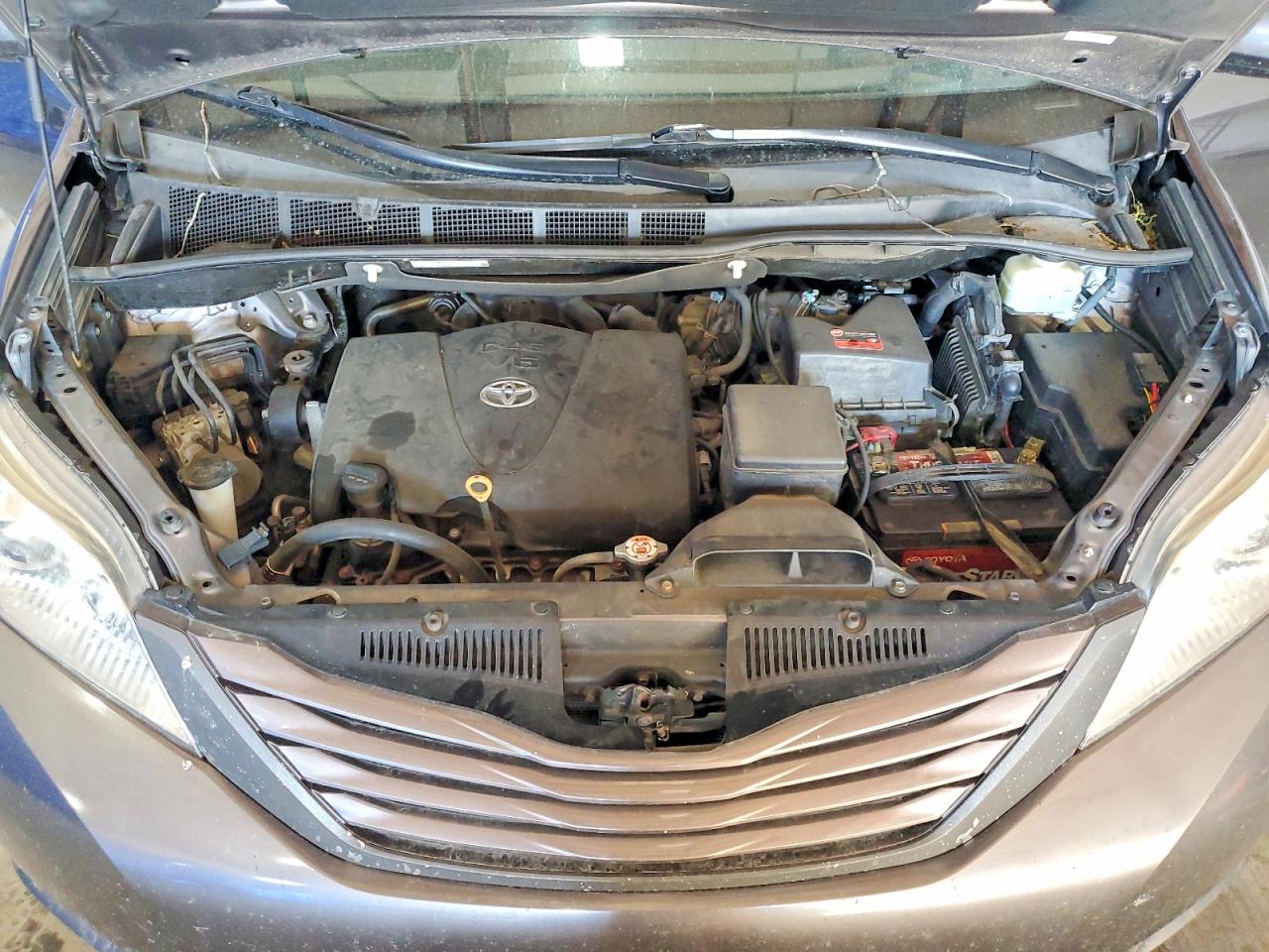 2017 TOYOTA SIENNA LE photo 23