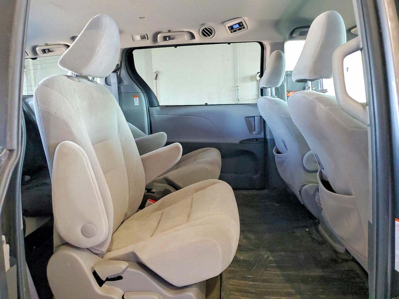 2017 TOYOTA SIENNA LE photo 21