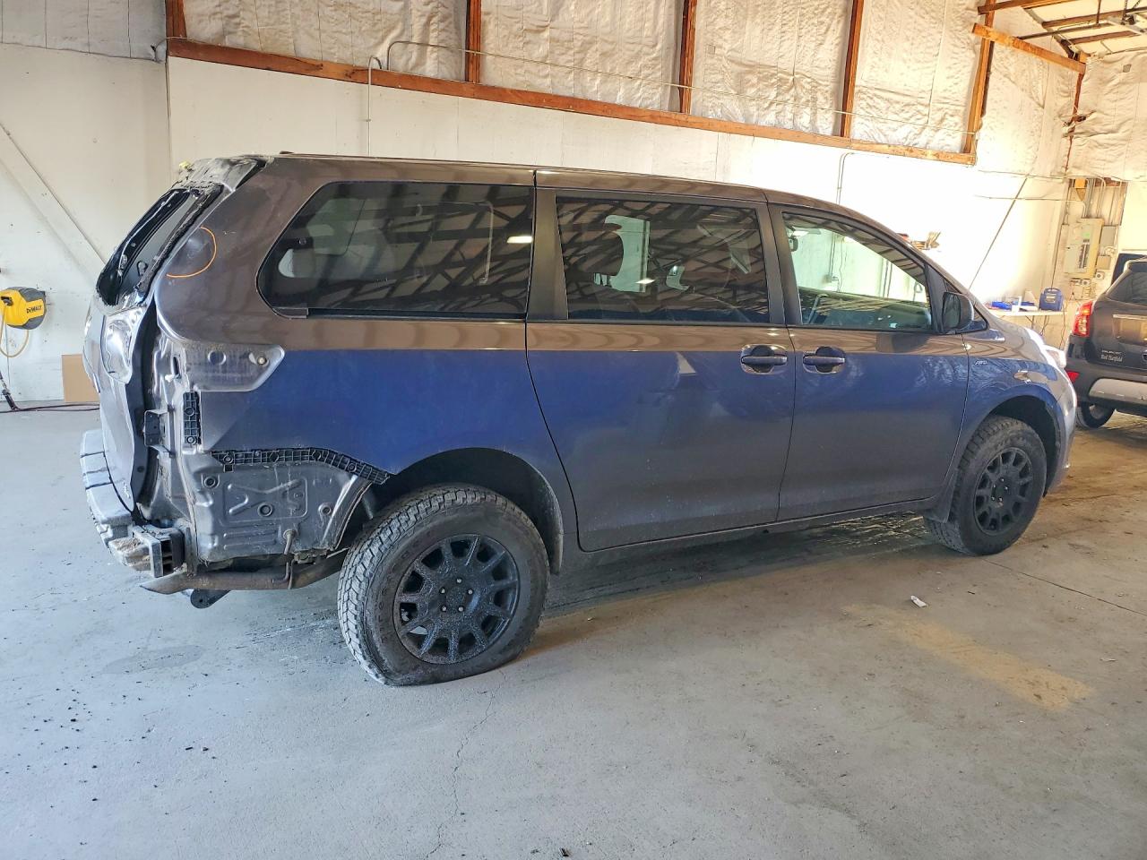 2017 TOYOTA SIENNA LE photo 5