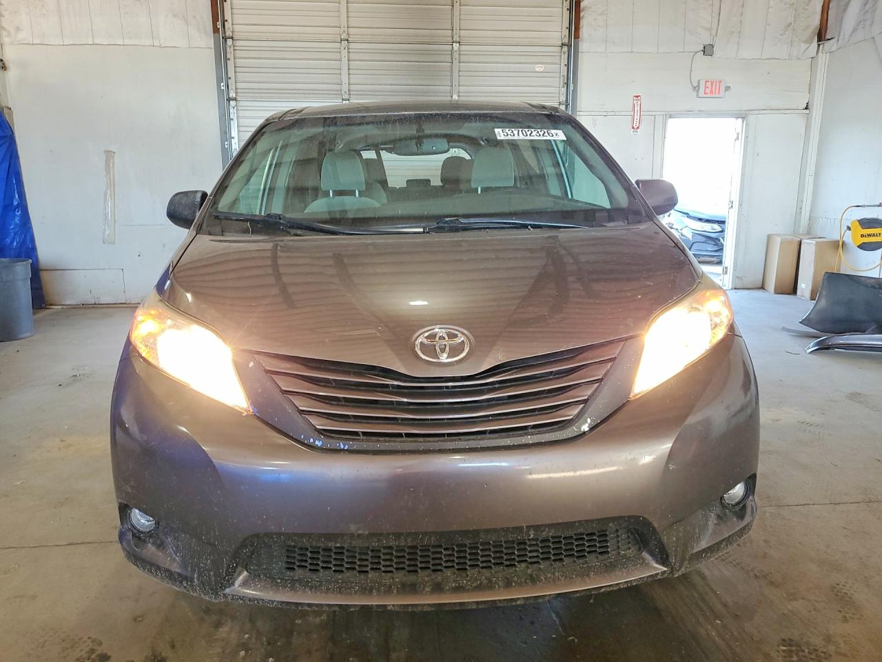 2017 TOYOTA SIENNA LE photo 9