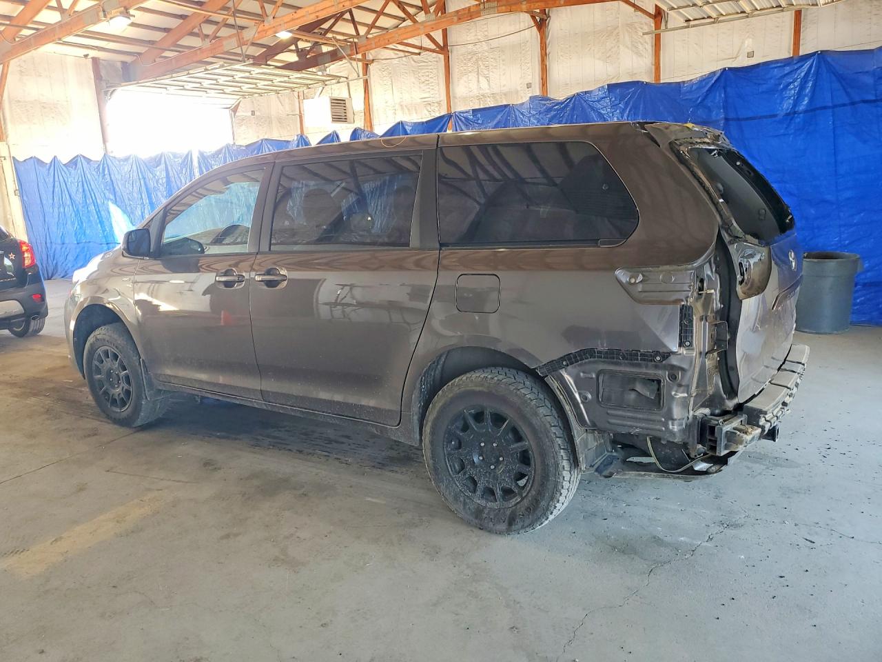 2017 TOYOTA SIENNA LE photo 3
