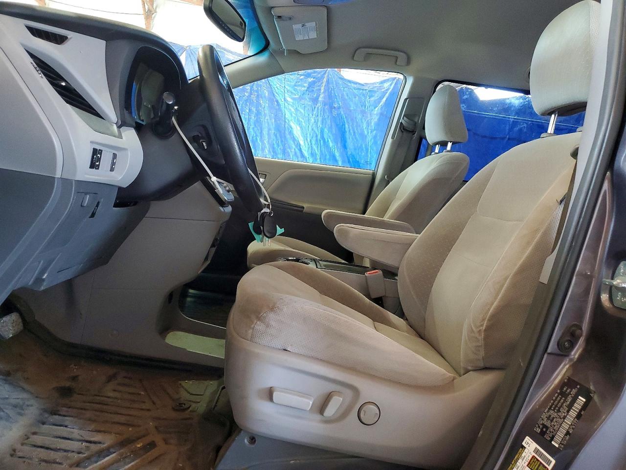 2017 TOYOTA SIENNA LE photo 13