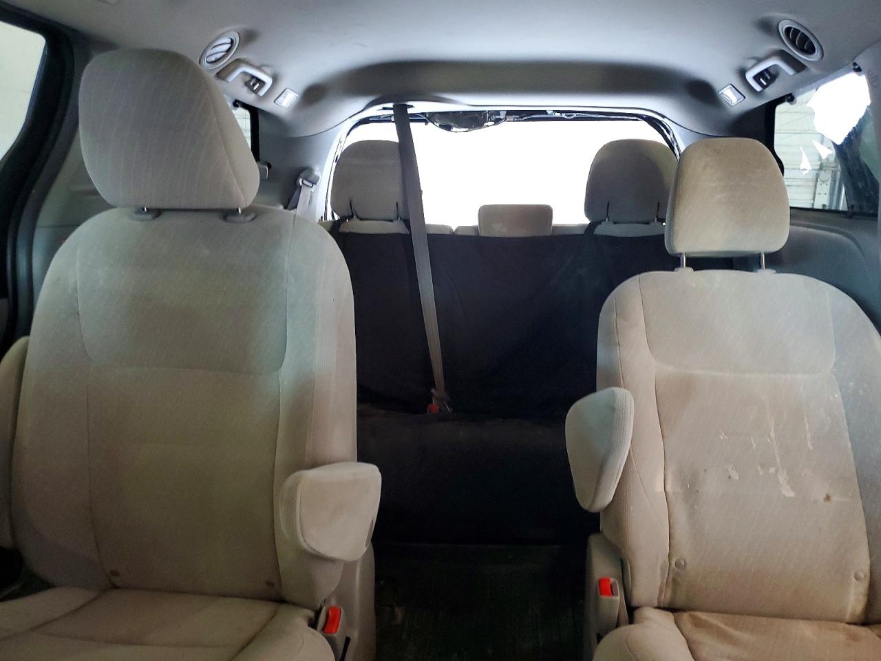 2017 TOYOTA SIENNA LE photo 19