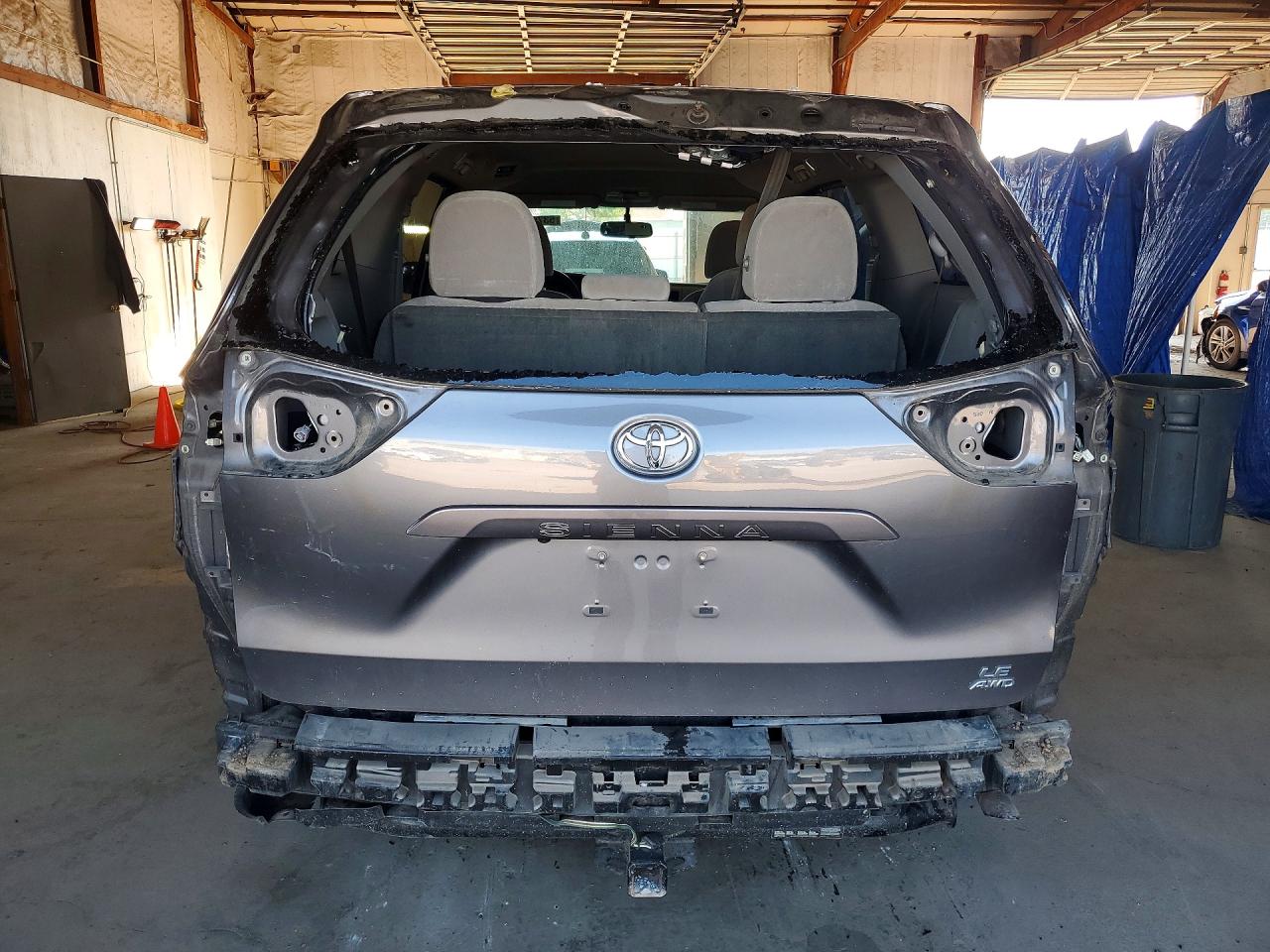 2017 TOYOTA SIENNA LE photo 11